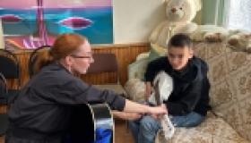 Основа игры на гитаре — всего три аккорда! И у нас в Центре они уже звучат!